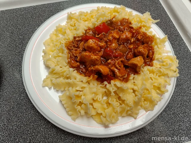 Putengulasch in Paprikarahmsoße (Gl,La,G) mit Eiernudeln (1,Gl,Ei) und Salat