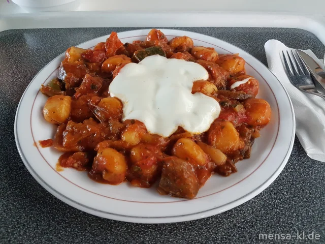 Gnocchi (Gl) mit Ratatouille, dazu Kräuterdip (1,Gl,Nu,Sf) und einen Beilagensalat nach Wahl