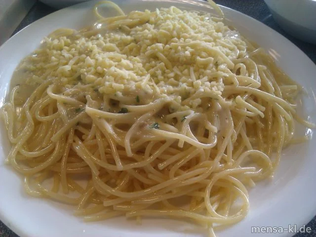 Große Portion Spaghetti mit Sahnesoße, geriebenem Käse (1/2) und Salat