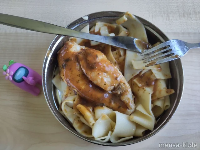 Hähnchenbrust (5,Sw,Sf,G) mit Rahmsoße (Gl,La), Spätzle (1,Gl,Ei) und einen Beilagensalat nach Wahl
