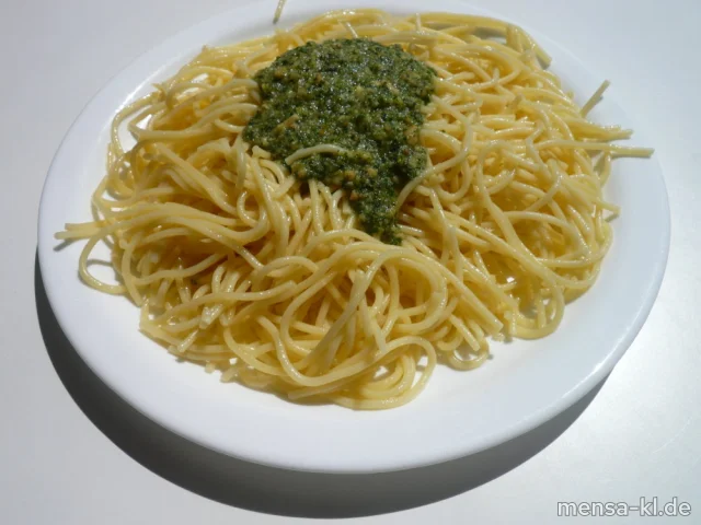 Spaghetti (1,Gl,V) 'al pesto' Olivenöl, Basilikum, Pinienkerne und Grana Padano (2,Nu,Ei,La,V) und Salat (1,5,Sw,V)