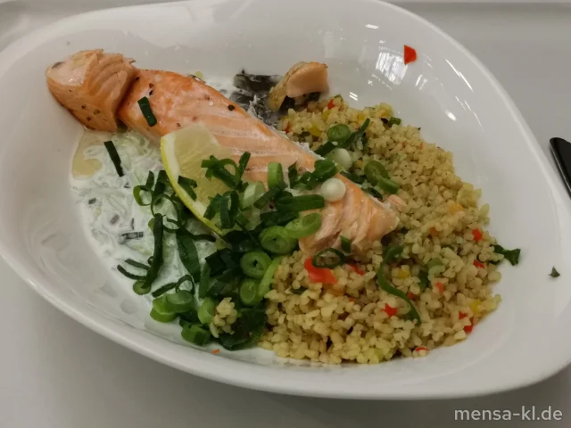 Gemüse Power: Lachsfilet (Fi) mit scharfem Curry-Bulgur (Gl,Kr,Se) und Gurkensalat (1,La,Sf)