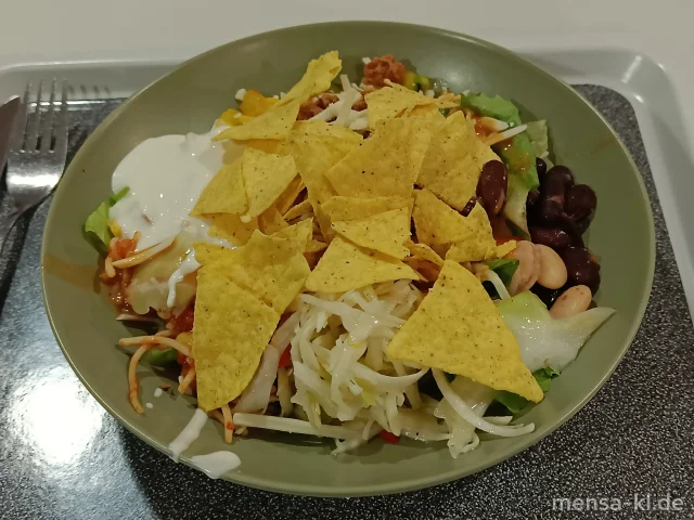 Bowl mit Karotten, Kraut, Paprika, Gurken, Tex-Mex-Salat (La,So) und Tacco-Chips mit Dip (Gl,Nu,Sf), dazu ein Mexicana-Dressing (1,5,La,Sw)