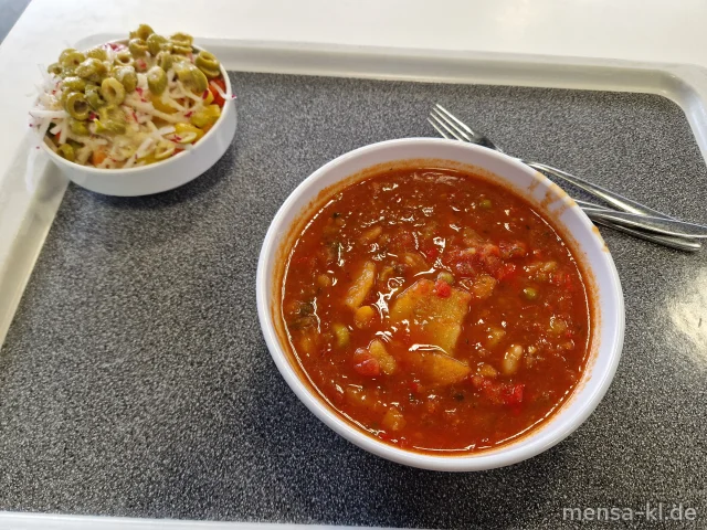 Paprika-Kartoffel-Topf mit Tomaten, Lauch, Bohnen, Oliven und Chili (1,3), dazu einen Beilagensalat nach Wahl