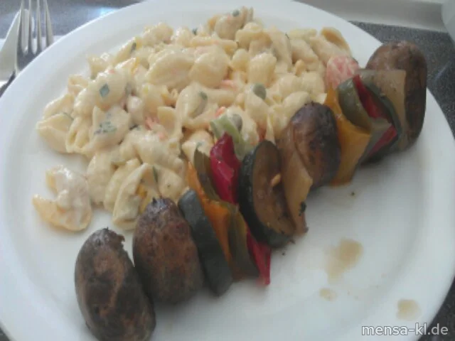 Gemüsespieß (V) mit buntem Nudelsalat (1,V) und Salat (V)