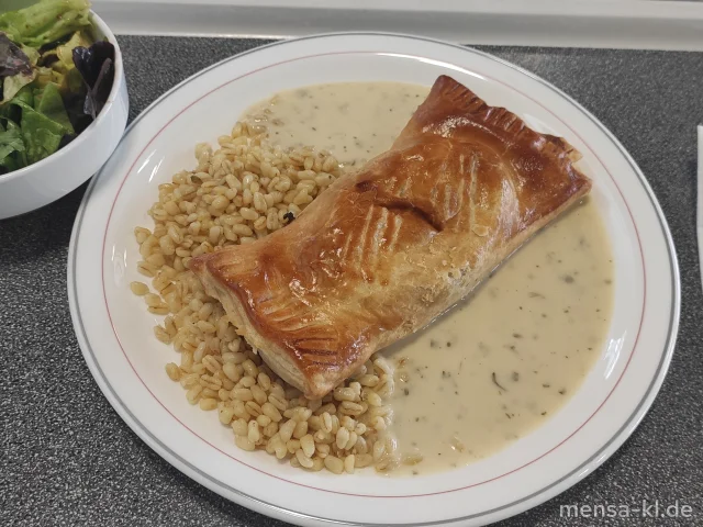 Hausgemachte Blätterteigtasche mit Gemüse-Pilz-Füllung (Gl,La) auf Kräutersoße (Gl,La), dazu Zartweizen (Gl) und Blattsalat