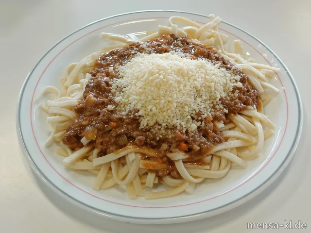 Helle Rinderbolognese mit Wurzelgemüse (La,Sl,Sf,R), Bandnudeln (1,Gl,Ei) und geriebener Hartkäse (Ei,La), dazu Salat