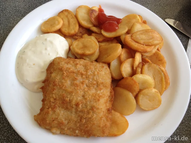 Gebackenes Hokifilet (F) mit Joghurt-Dip, Pommes-Chips und Salat