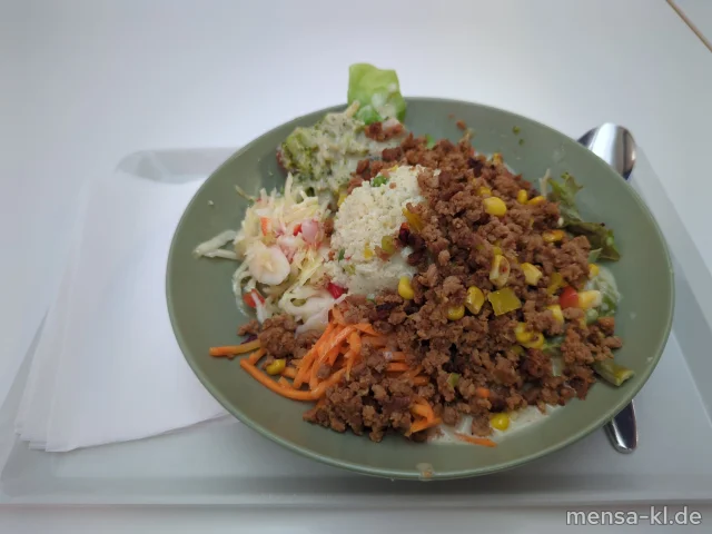 Bowl mit Blattsalat, Paprika, Gurkensalat (1,5,Sw,Sf), Karottensalat (Gl,Nu,Sf), Krautsalat (1,5,Gl,Nu,Sw,Sl,Sf), Couscous-Salat (1,5,Gl,Nu,Sw,Sl,Sf), Bohnensalat (1,5,Sw,Sf) und gebratenes Soja-Hack (So), dazu ein Walnuss-Dressing (Nu,Sf)