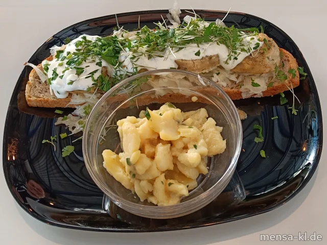 Geröstetes Dinkelbrot belegt mit (Gl) Weißkraut, Weckknödel, Traubencreme, Blattpetersilie (Gl,Ei,La, dazu Kartoffelsalat (5,Sw,Sf)