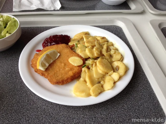Paniertes Schnitzel (S) mit Preiselbeeren und steirischem Kartoffelsalat, dazu Salat