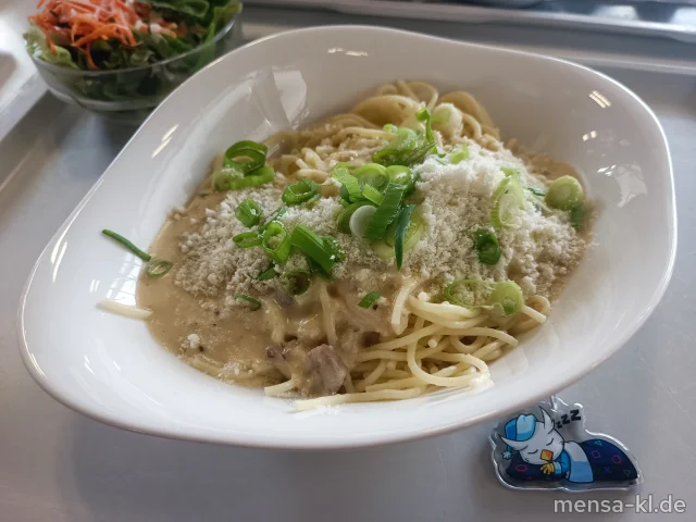 Spaghetti (1,Gl) Carbonara mit BIO-Speck (Gl,Ei,La,S) wahlweise mit Hartkäse (La), dazu gemischter Salat mit Tomaten (1,5,La,Sw,Sf)