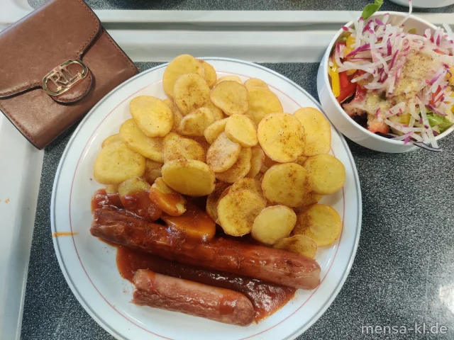 Lange Rote Grillbratwurst (2,3,8,R,S) mit Currysoße - auf Wunsch mild, scharf oder extra-scharf - (1,5,La,Sw,Sl,Sf), Pommes-Chips und einen Beilagensalat nach Wahl