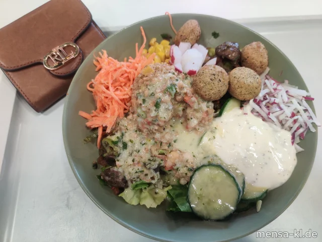Bowl mit Blattsalat, Tomaten, Kraut, Radieschen, Grillkäse, Falafel (1,Gl,Sl), Bulgursalat (Gl,Nu,Sl,Sf) und Grillgemüse (3,5,Sw,Sl), dazu ein Kräuterdressing (5,Gl,Nu,Sw,Sf)