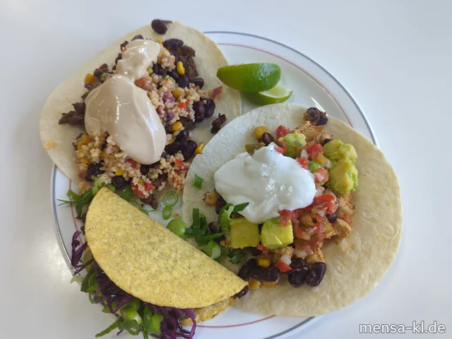 Hähnchenbrust mariniert mit Cayenne-Joghurt-Marinade (La,G), Rindfleisch gewürzt mit Chipotle-Kakao (La,R), veganes Hack aus Erbsenprotein Mexican-Style (Gl), gebackene Kichererbsen mit Kurkuma-Ofenkruste (Sf), Taco Shells, Tortillas (2,Gl), verschiedene Dips, reichhaltige Topping-Bar, Bulgursalat Tabouleh uvm. (1,Gl,Sf)