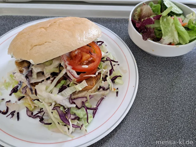 Veganer Kebab planted.chicken mit Eisberg, Tomaten, Rotkraut und Kräuter-Dip (Gl,Nu,Sf) im Fladenbrot (Gl,Se), dazu einen Beilagensalat nach Wahl