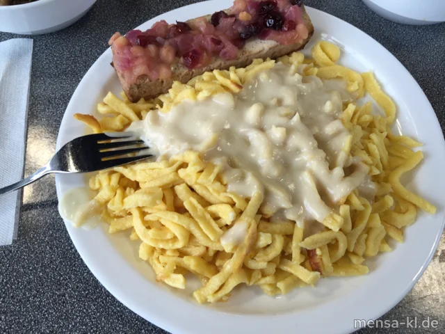 Geräucherter Tofu mit Cranberry-Apfel-Topping (Gl,So,V), Spätzle (1,Gl,Ei,V) und Salat (V)