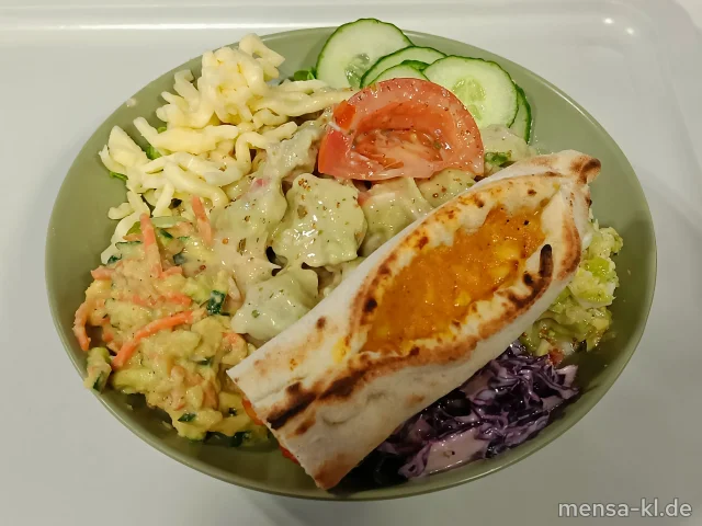 Bowl mit Gurken, Karotten, Mais, Paprika, Tortellinisalat (1,5,Gl,Sw,Sf), Rotkohlsalat (3,5,Nu,Sw), Gemüsesalat (3,9,Gl,Nu,La,Sf), Chinakohlsalat (1,5,Sw,Sf), dazu Pizzazungen Lagonda-Topping (Gl,La) und ein Senfdressing (1,5,Sw,Sf)