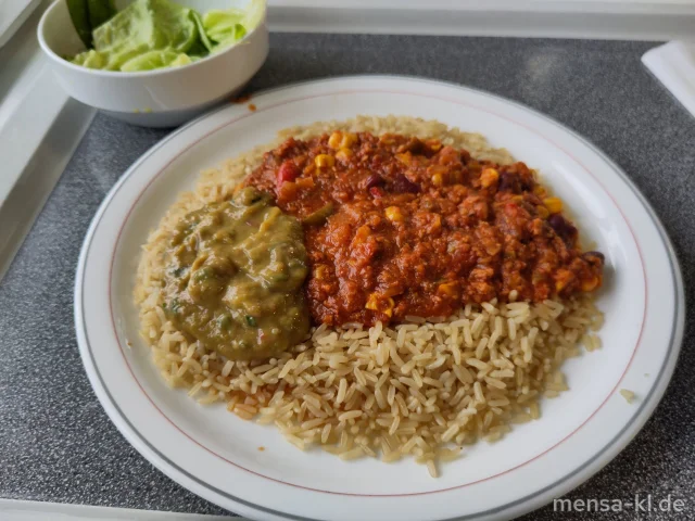 Gemüse-Chili mit veggie Hack, Bohnen, Mais, Paprika und Zwiebeln, Avocado-Salsa (3,4,Sl), Vollkornreis und Salat