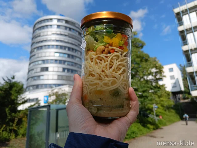Spaghetti mit Paprika, Frühlingszwiebeln, Kirschtomaten und Cashewkerne (Gl,Nu), dazu Kräuterdressing (1,5,Gl,Nu,Sw,Sf)