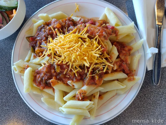 Penne mit Gemüsebolognese (1,Gl,Sl,Sf), dazu einen Beilagensalat nach Wahl