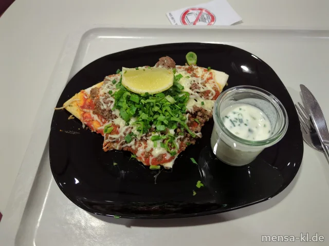 Pinsa Lahmacun mit Rinderhackfleisch und Kräuter-Zitronen-Topping (Gl,La,So,R), dazu Ayran-Kräuter-Dip (La,Sl)