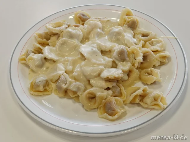 Tortellini mit Rindfleischfüllung (Gl,R), Käse-Sahnesoße (Gl,La) und Salat