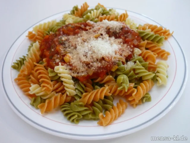 Gemüsebolognese (Sl,V) mit Grana Padano (2,Ei,La,V), Fusilli tricolore (1,Gl,V) und Salat (V)