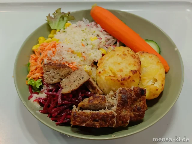 Bowl mit Karotten, Mais, Weisskraut, Rote Beete, Kartoffelgratin (La) und Frikadellenstreifen-Topping (Gl,Ei,S), dazu ein Gemüse-Dressing (1,2,5,9,Sw)