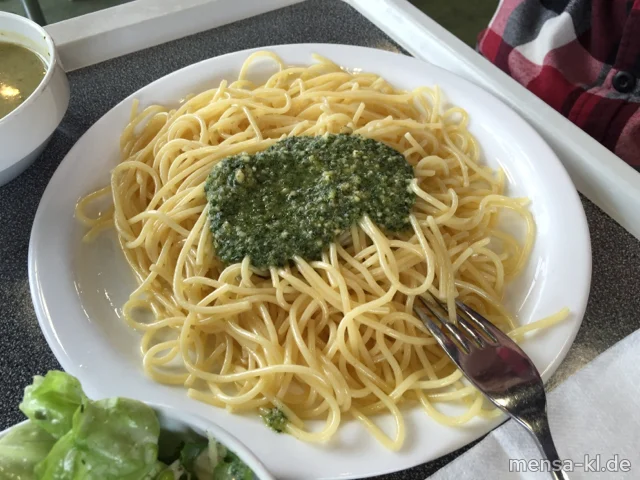 Spaghetti (1,Gl,V) mit frischem Bärlauch-Pesto (2,Nu,Ei,La,V) und Salat (V)