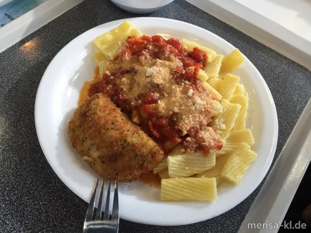 "Valess"-Schnitzel "Toskana" (1,Gl,Ei,La,Sl,V) mit Tomatensugo (V), Rigatoni (1,Gl,V), Grana Padano (2,Ei,La,V) und Salat (V)