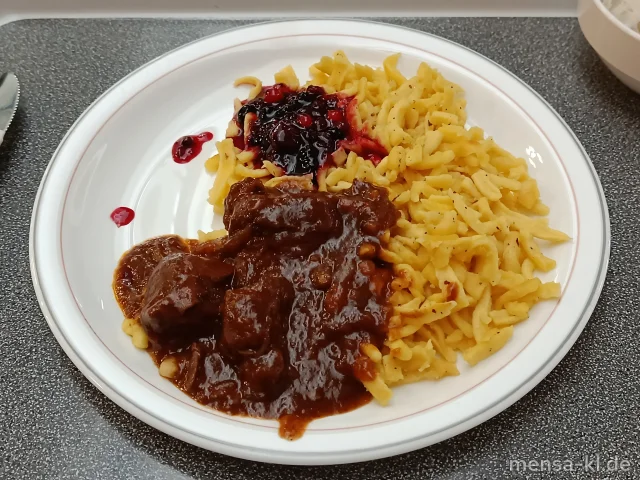 Wildgulasch (1,Gl,Sl,Sf,W) mit Haselnussspätzle (Gl,Nu,Ei,La) und Preiselbeer-Kompott mit grünem Pfeffer, dazu einen Beilagensalat nach Wahl