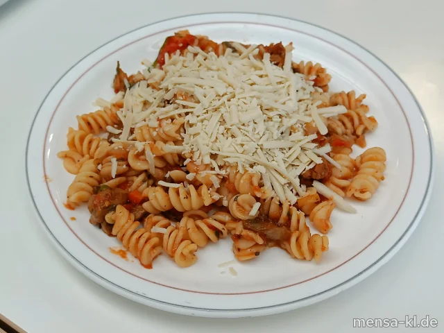 Fusilli Cantarelli mit Pfifferlingen, Champignons, Kirschtomaten, Lauch und Frühlingszwiebeln (Gl,Sl), geriebenem veganem Käse (1) und Salat