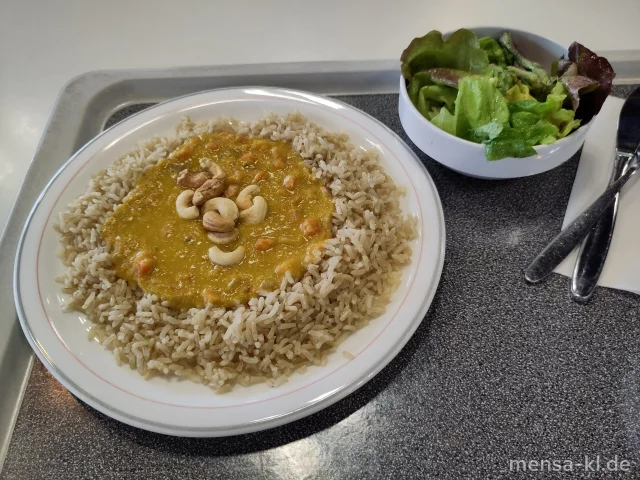 Kürbis Curry mit Kokosmilch (2,Gl,Sl,Sf), Naturreis, geröstete Cashewkerne (Nu) und Salat
