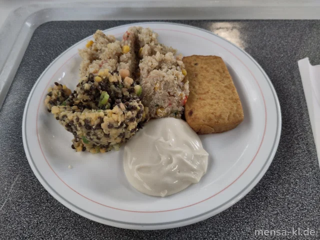 Tofu Bratfilets(So, SI) mit Tahin-Sesam-Dip (Gl,Nu,Sf,Se), Quinoa mit Gemüse und Linsen-Kichererbsensalat (1,5,Sw)