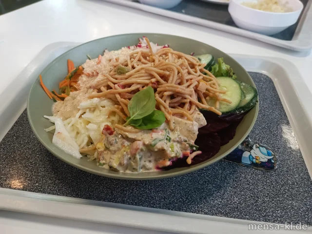 Bowl mit Blattsalat, Paprika, Gurkensalat (1,5,Sw,Sl,Sf), Karottensalat (Gl,Nu,Sf), Krautsalat (1,5,Gl,Nu,Sw,Sl,Sf), Spaghettisalat (1,5,Gl,Nu,Sw), Kartoffelsalat Rustico (Sl,Sf) und Hähnchensalat (La), dazu ein Kräuter-Dressing (5,Gl,Nu,Sw,Sf,So)