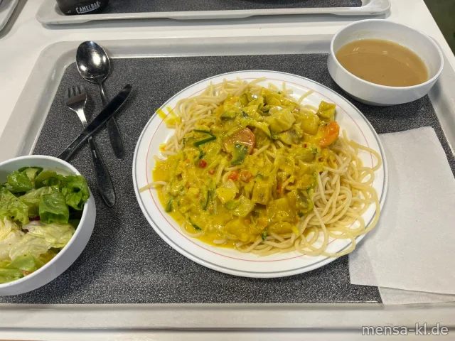 Asiatisches Fischcurry mit Gemüse und Kartoffeln (2,5,Fi,Gl,La,Sw,Sf,So), dazu Nudeln (Gl) und Salat