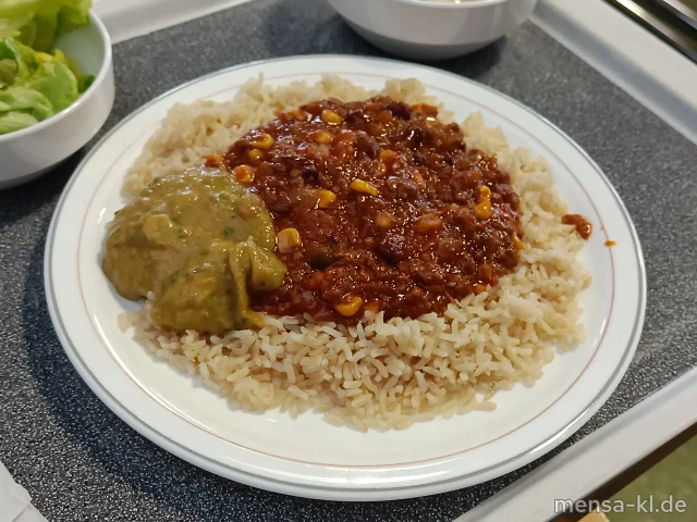 Chili-Con-Carne mit Bohnen, Mais, Paprika und Zwiebeln (R), Avocado-Salsa (3,4,Sl), Vollkornreis und Salat