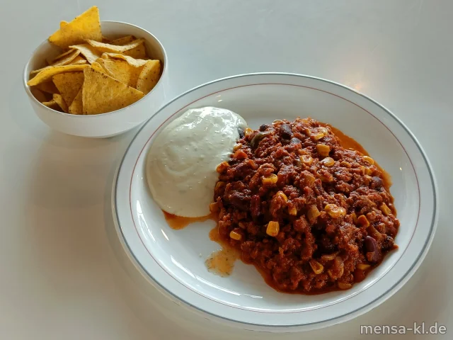 Chili Tex-Mex mit Sojahack, Paprika, Kidneybohnen und Mais (Sf,So), dazu Tortilla-Chips, Sour Cream-Dip (1,9,Gl,Ei,La,Sf) und Salat