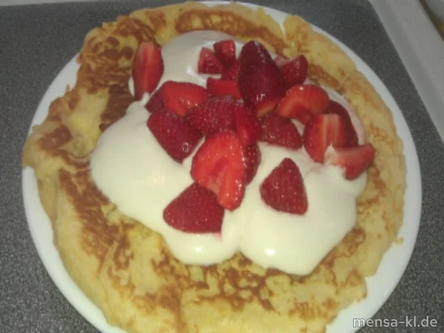 Ein Pfannkuchen mit frischen Erdbeeren und Sahnejoghurt (V)