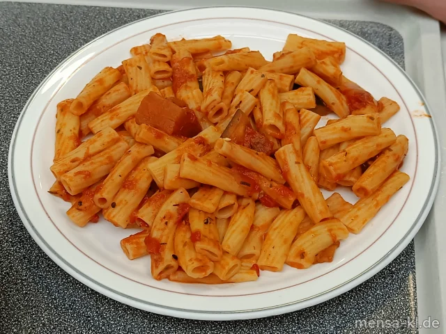 Rigatoni mit mediterranem Gemüse in Tomatensugo (3), dazu ein Beilagensalat nach Wunsch