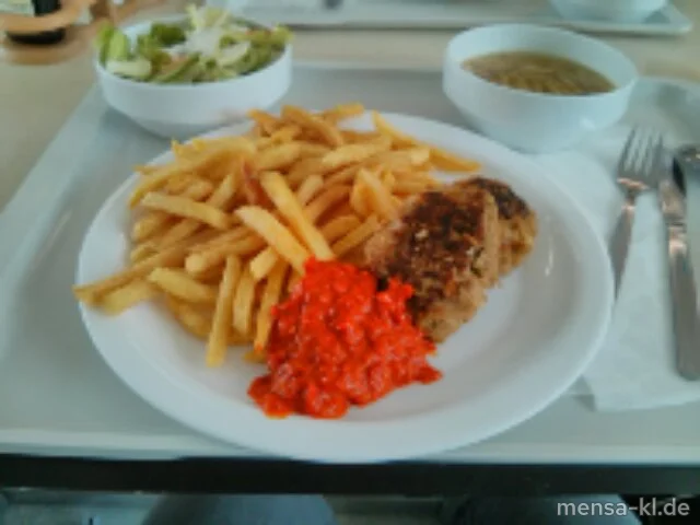 "Bifteki" (Rinderhack-Medaillons mit Fetafüllung) (R), Ajvar-Dip, Pommes-Frites und Salat