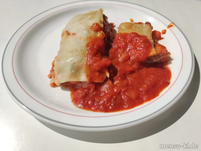 Linsenlasagne (Gl,Sl), dazu Tomatensugo (Gl) und Karottensalat (1,5,Sw,Sf)