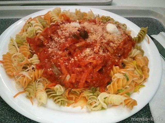 Fusilli tricolore mit Gemüsebolognese (V), Grana Padano (2) und Salat
