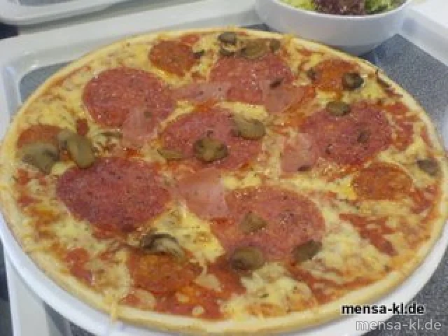 Pizza "Speciale" mit Edamer, Champignons, Salami (S/2/3), Kochschinken (S/2/3) und Peperoniwurst (S/2/3), dazu Salat