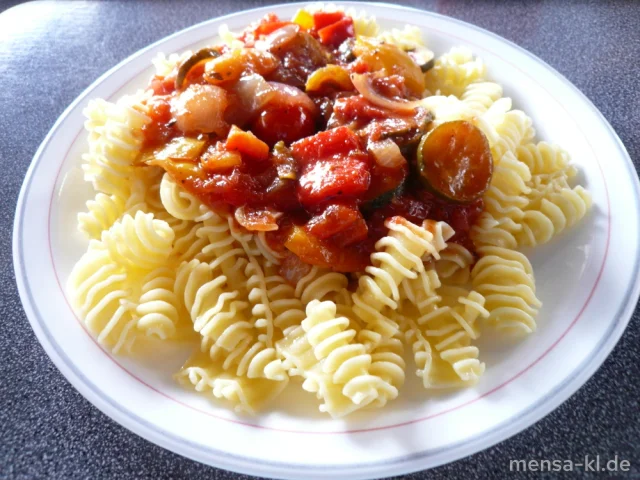 Frisches Gemüse (V) in Tomatensugo (V), Eiernudeln (V) und Salat (V) | Laktosefrei