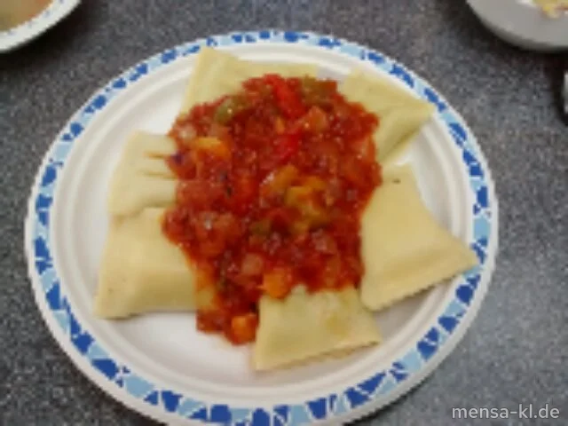 Grüne Tortellini mit Gemüsefüllung (V), dazu Peperonata-Gemüsesoße und Salat