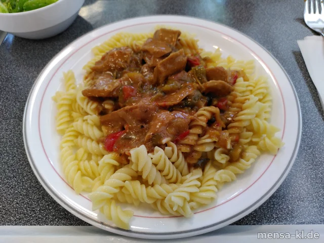 Planted.chicken Stroganoff mit Gewürzgurke und Paprika (9,La,Sf), Spätzle (Gl,Ei) und Salat