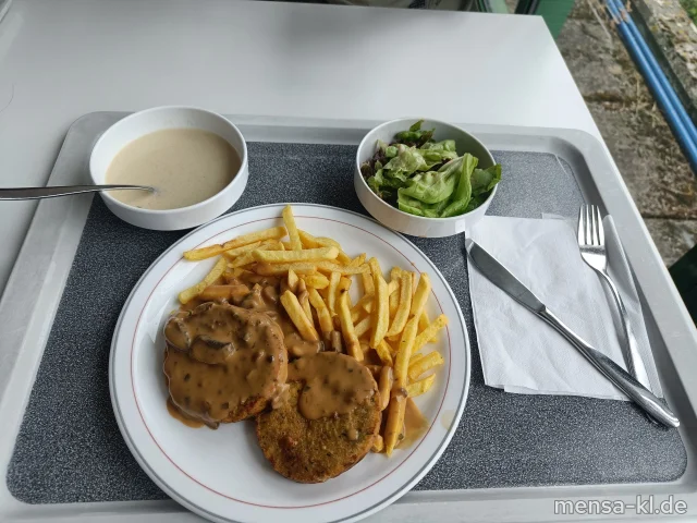 Hirse-Käse-Schnitte (Gl,Ei,La) mit Champignon-Rahmsoße (3,Gl), Pommes frites, und Salat