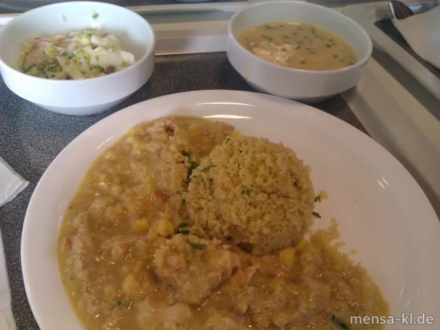 Spargelsuppe (V)Putengeschnetzeltes in Bananen-Ingwer-Milch auf Minz-Cous-Cous, dazu Frühlingssalat